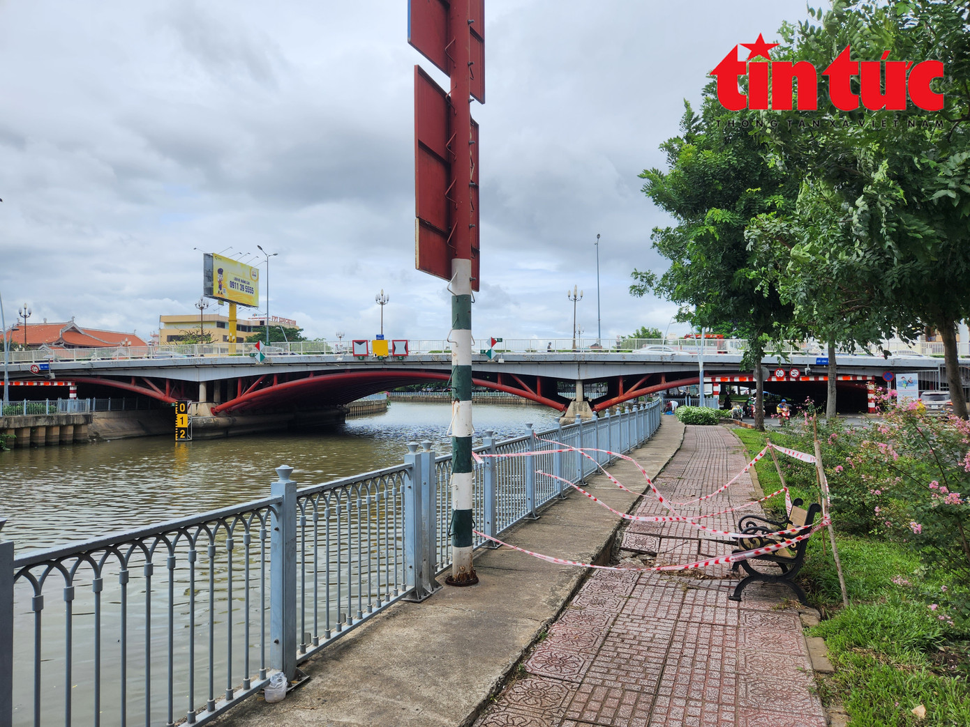 Khu vực sụt lún được giăng dây tạm thời để cảnh báo cho người dân hạn chế đi qua. Khu vực sụt lún được giăng dây tạm thời để cảnh báo cho người dân hạn chế đi qua.