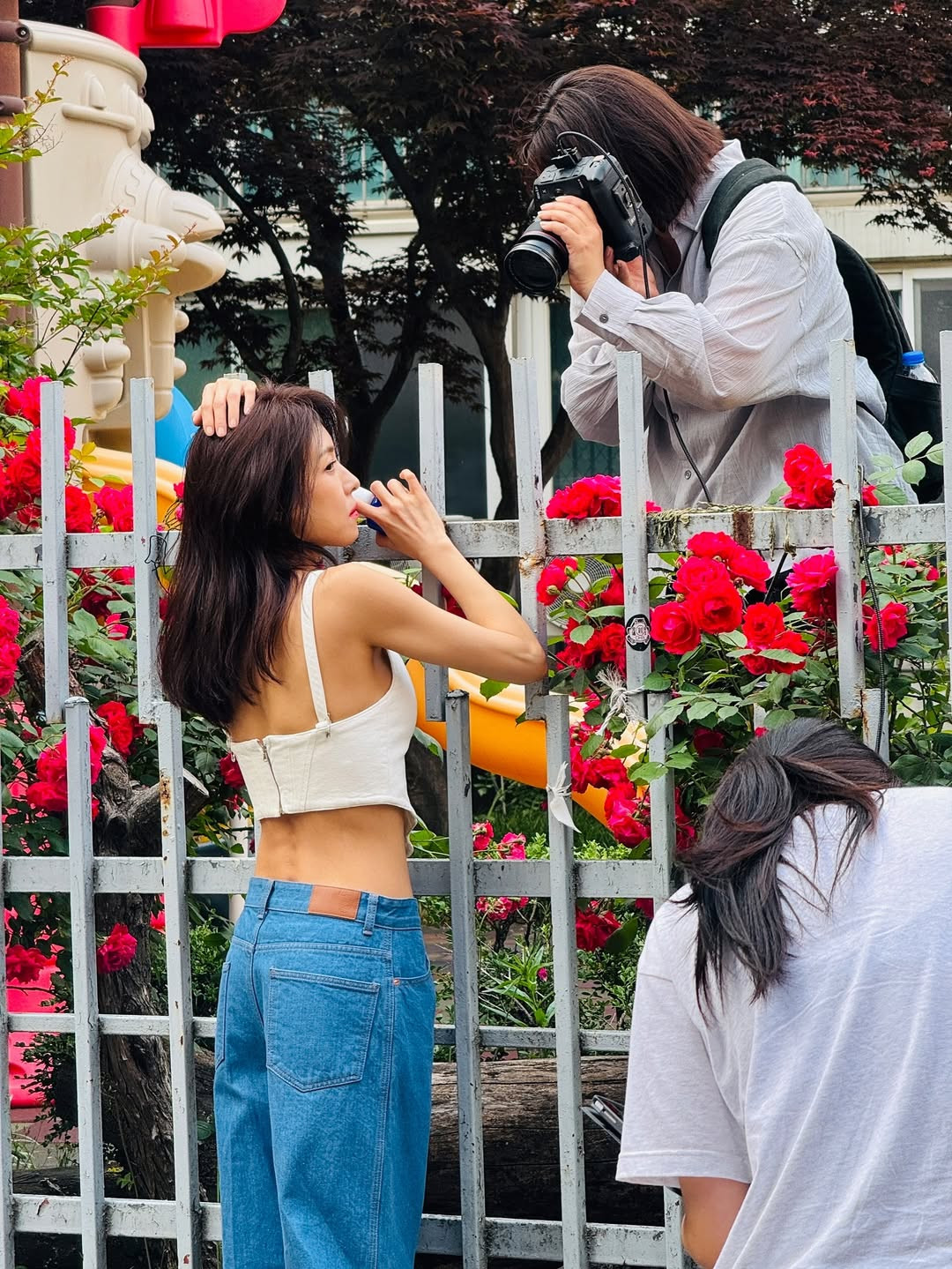 Ha Ji Won sau đó chia sẻ hậu trường buổi chụp hình lên trang cá nhân.