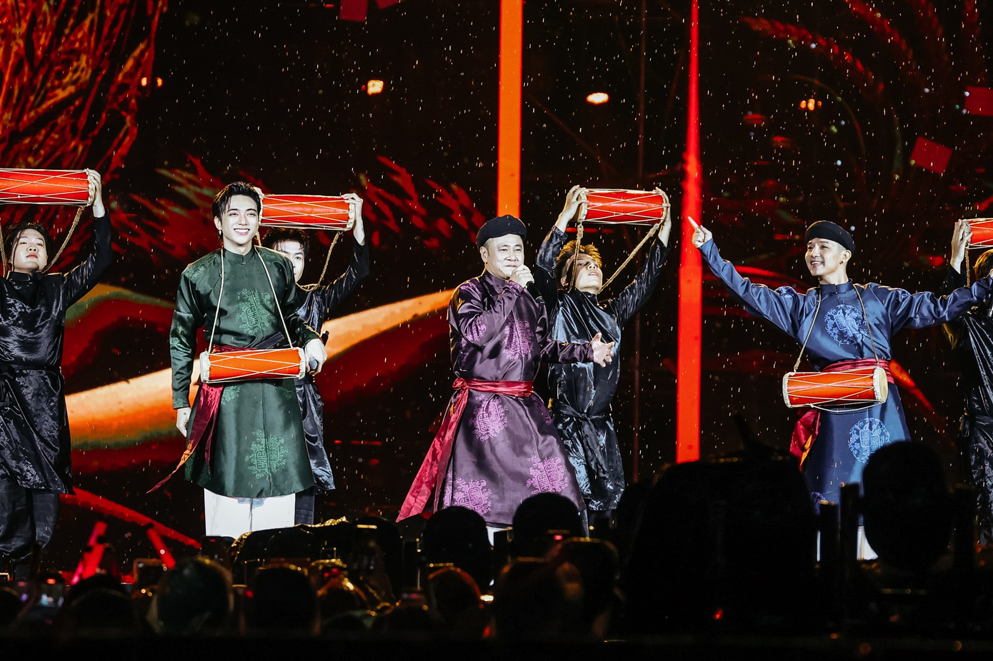 NSND Tự Long cập nhật tình hình sau đêm diễn mưa gió show Anh trai vượt ngàn chông gai ở Hưng Yên.