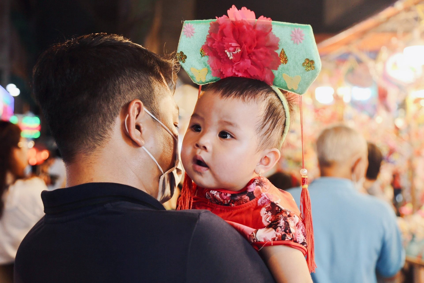 Các em nhỏ được gia đình đầu tư các bộ trang phục dễ thương để dạo phố.