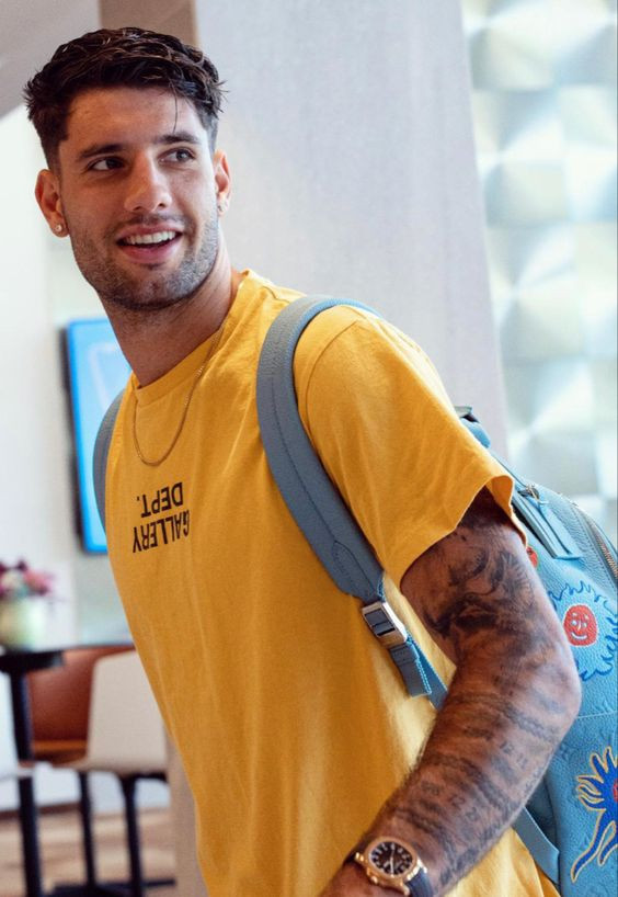 Đội trưởng tuyển Hungary thường ngày yêu thích sự sôi nổi, tự tin, đúng với lứa tuổi 23. Tủ đồ của chàng trai gen Z không quá cầu kỳ, chủ yếu là phong cách tối giản với áo phông, hoodie, quần bò skinny, sneaker.