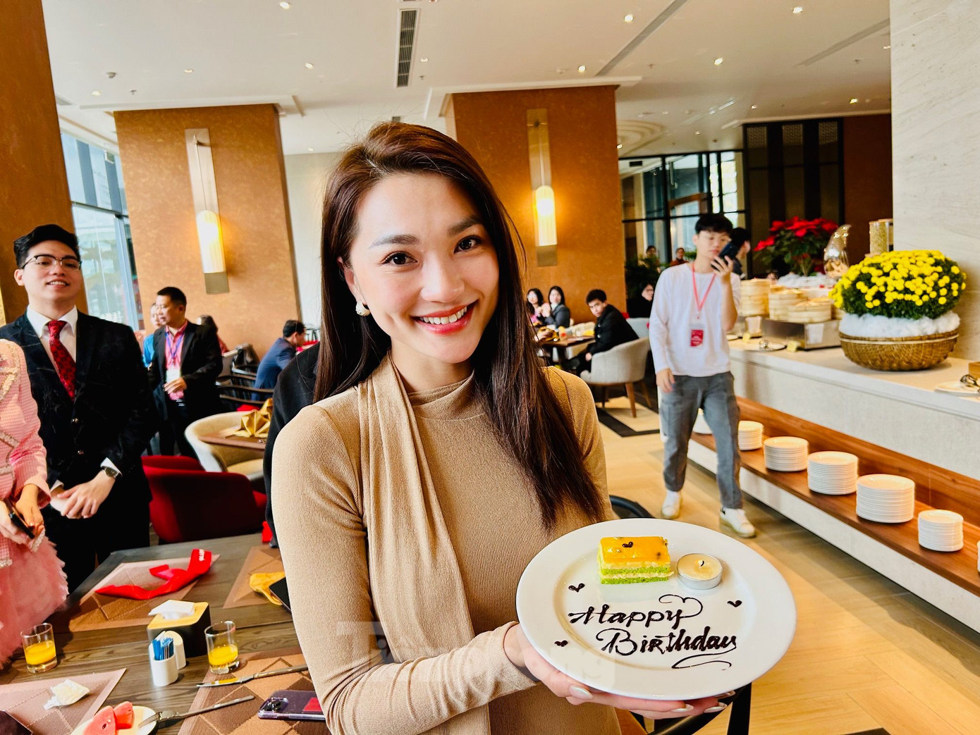 Điều đặc biệt là hôm nay, 3/3, cũng là ngày sinh nhật của Ngọc Nữ. Biết điều đó muộn, các thành viên BTC, các người đẹp và nhóm phục vụ đã nhanh chóng làm món quà dễ thương là một miếng bánh ga tô nhỏ lấy ngay trong nhà hàng của khách sạn, đề chữ Happy Birthday bằng kem lên đĩa kèm một ngọn nến nhỏ. Ảnh: Lê Xuân Sơn.