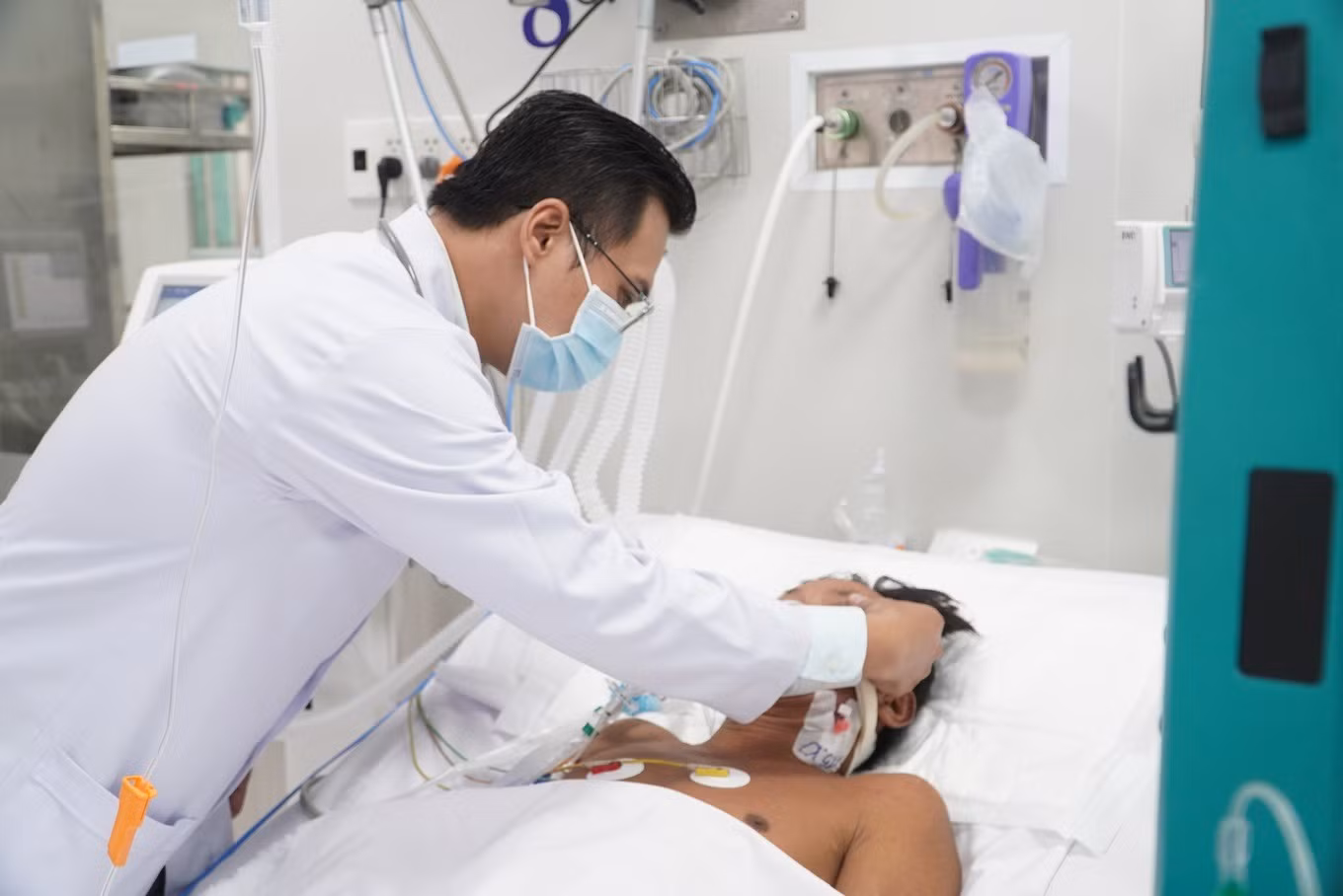Ông T. uống sữa xong bị ngộ độc chuyển từ Bệnh viện Đa khoa Vĩnh Long lên Bệnh viện Chợ Rẫy cấp cứu. Sau một tuần điều trị nạn nhân đã hồi phục và được xuất viện (Ảnh: Bệnh viện cung cấp).