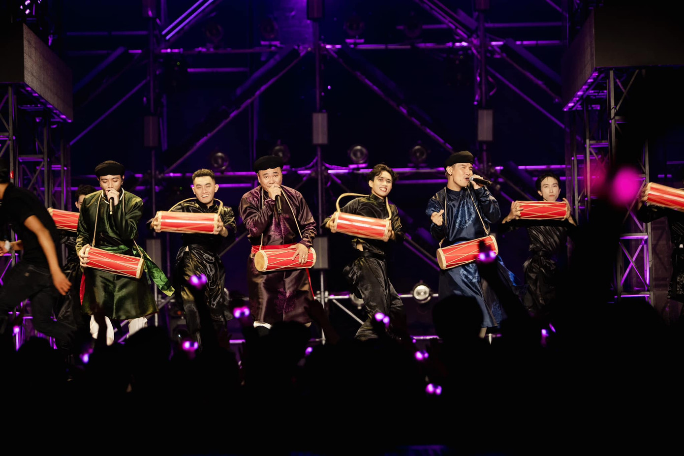 NSND Tự Long thấy có lỗi với đàn em vì hát hụt hơi. NSND Tự Long thấy có lỗi với đàn em vì hát hụt hơi.