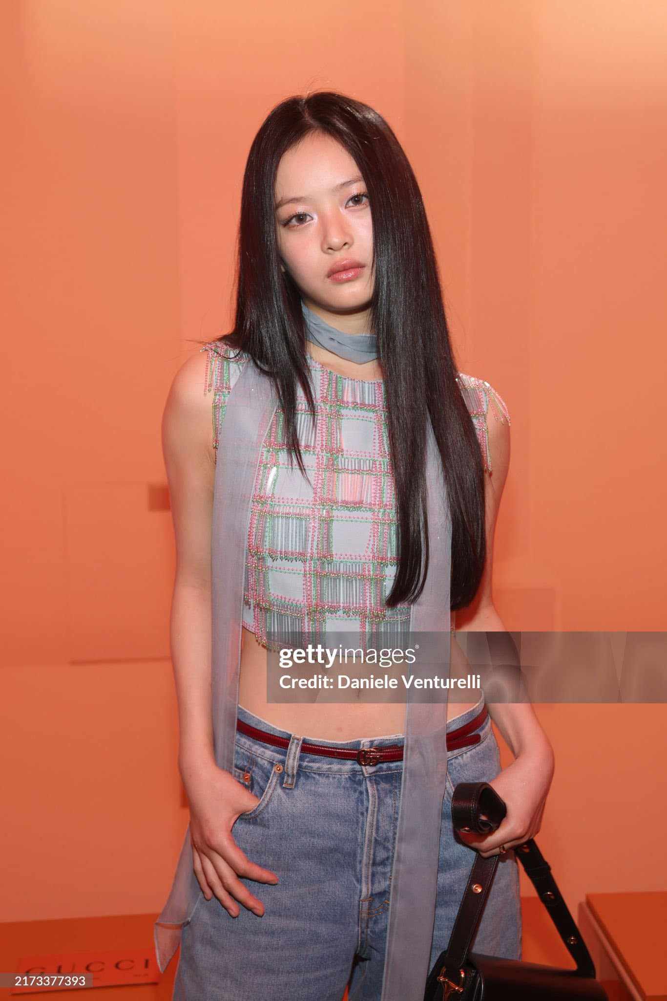 Đại sứ khác của Gucci là Hanni nhóm NewJeans cũng nhận được sự quan tâm không kém. Nữ ca sĩ gen Z chọn crop top khoe eo và hở lưng. Cô nhấn nhá thêm các phụ kiện như thắt lưng, túi xách, khăn choàng tạo độ cá tính.