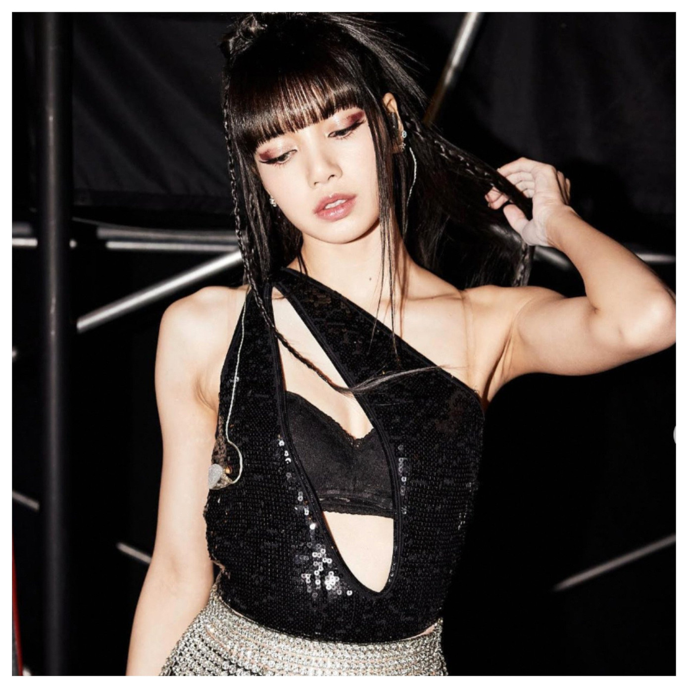 Suốt hơn 70 năm của CLB thoát y, chưa có nghệ sĩ nổi tiếng nào từng biểu diễn ở đây đâu. Lisa là người đầu tiên. Suốt hơn 70 năm của CLB thoát y, chưa có nghệ sĩ nổi tiếng nào từng biểu diễn ở đây đâu. Lisa là người đầu tiên.