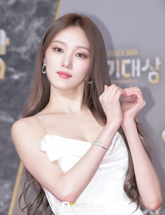 Lee Sung Kyung nổi bật trong chiếc váy trễ ngực, hở vai trần bất chấp thời tiết lạnh giá. Lee Sung Kyung nổi bật trong chiếc váy trễ ngực, hở vai trần bất chấp thời tiết lạnh giá.