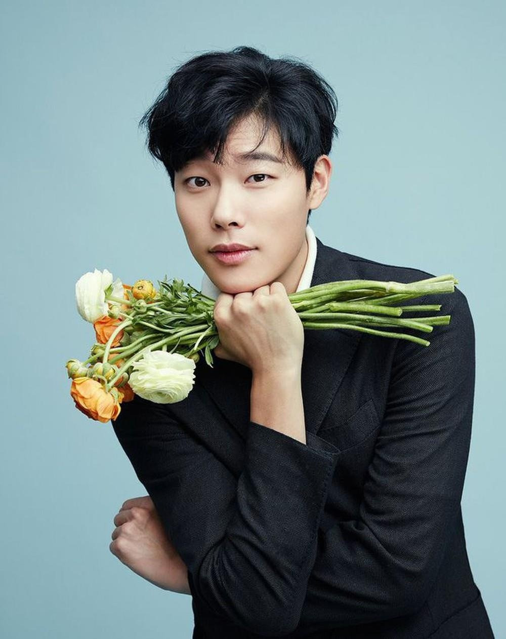 Năm 2022, Ryu Jun Yeol vướng tranh cãi đầu cơ bất động sản. Nhiều người cáo buộc nam diễn viên thành lập công ty ma để được ưu đãi cho vay. Sau khi hoàn thành đã bán nhận lợi nhuận khổng lồ vì không bị đánh thuế mua lại, phí xây dựng và phí lãi suất. Công ty chủ quản nam diễn viên nói Ryu Jun Yeol có ý định xây tòa nhà để kinh doanh quần áo. Tuy nhiên kế hoạch hoãn do đại dịch COVID-19. Năm 2022, Ryu Jun Yeol vướng tranh cãi đầu cơ bất động sản. Nhiều người cáo buộc nam diễn viên thành lập công ty ma để được ưu đãi cho vay. Sau khi hoàn thành đã bán nhận lợi nhuận khổng lồ vì không bị đánh thuế mua lại, phí xây dựng và phí lãi suất. Công ty chủ quản nam diễn viên nói Ryu Jun Yeol có ý định xây tòa nhà để kinh doanh quần áo. Tuy nhiên kế hoạch hoãn do đại dịch COVID-19.