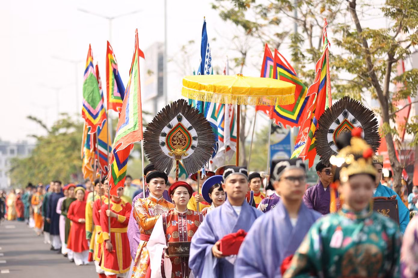 Chương trình biến concert đêm 3 diễn ra tại TPHCM trở thành lễ hội văn hóa. "Như lễ hội văn hóa, trang phục Việt quá đa dạng quá đẹp", "Vừa đi xem nhạc vừa quảng bá hình đẹp"... khán giả bình luận.