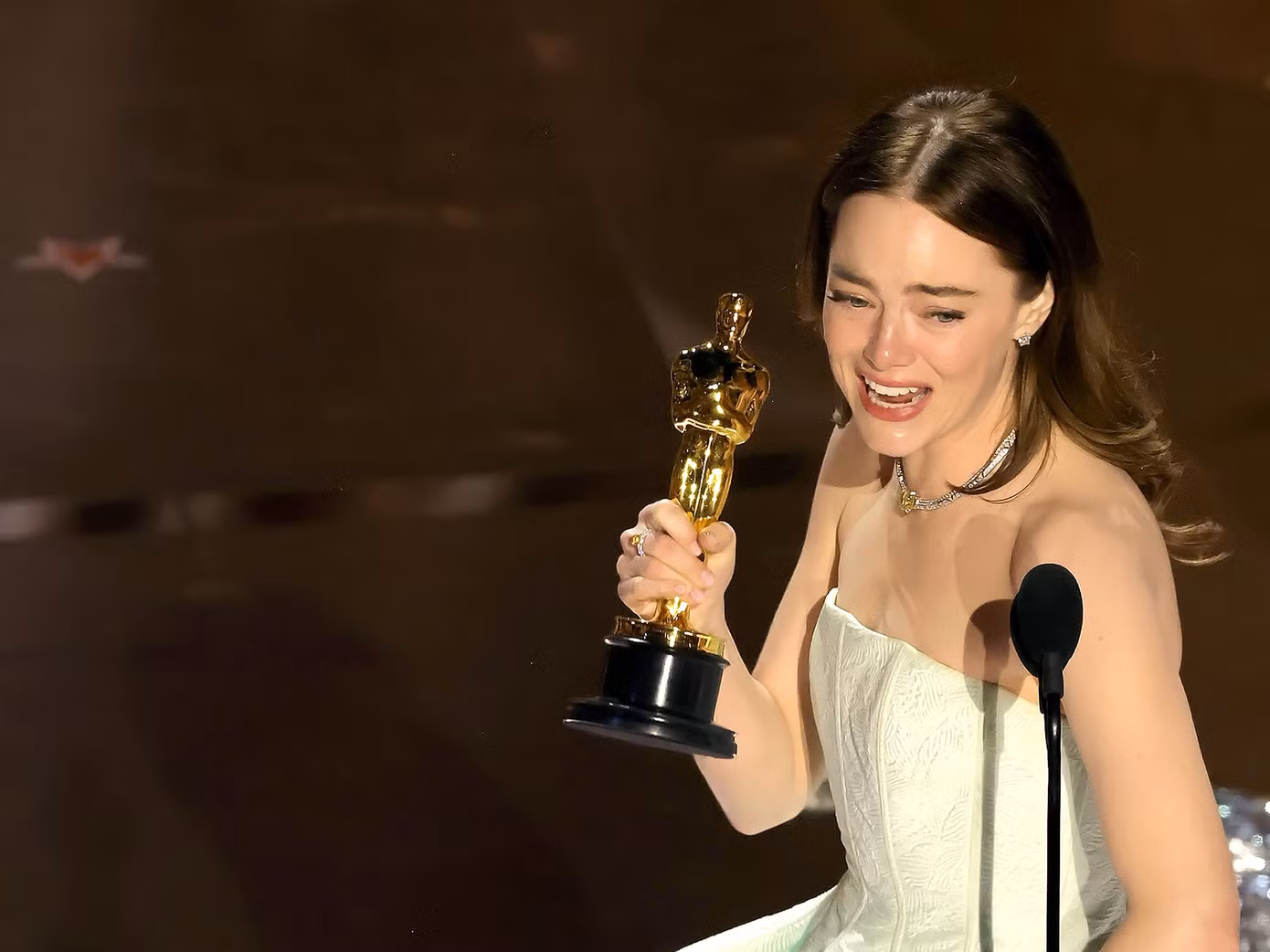 Emma Stone khóc khi nhận giải Oscar cho Nữ diễn viên chính xuất sắc nhất nhờ vai diễn lăn xả Baxter trong phim Poor Things... “Ôi trời, điều này thực sự choáng ngợp,” Stone xúc động nói. Lần thứ hai trong sự nghiệp Emma Stone nhận Oscar danh giá, tượng vàng đầu tiên của cô là vai chính trong La La Land. Cô và chồng Dave McCary trao nhau nụ hôn ngọt ngào ngay tại sự kiện. Ảnh: Getty, JustJared.