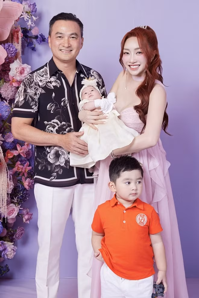 Vợ chồng Chi Bảo "chơi lớn" khi làm sự kiện hoàng tráng cho con gái ở khách sạn 5 sao, mời nhiều sao nổi tiếng.