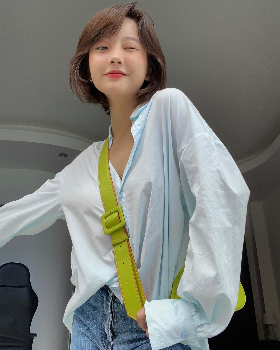 Đời thường, nữ diễn viên yêu thích lối ăn mặc không cầu kỳ, trẻ trung, năng động. Cô làm mới bản thân khi để tóc tém, lúc lại nối dài.