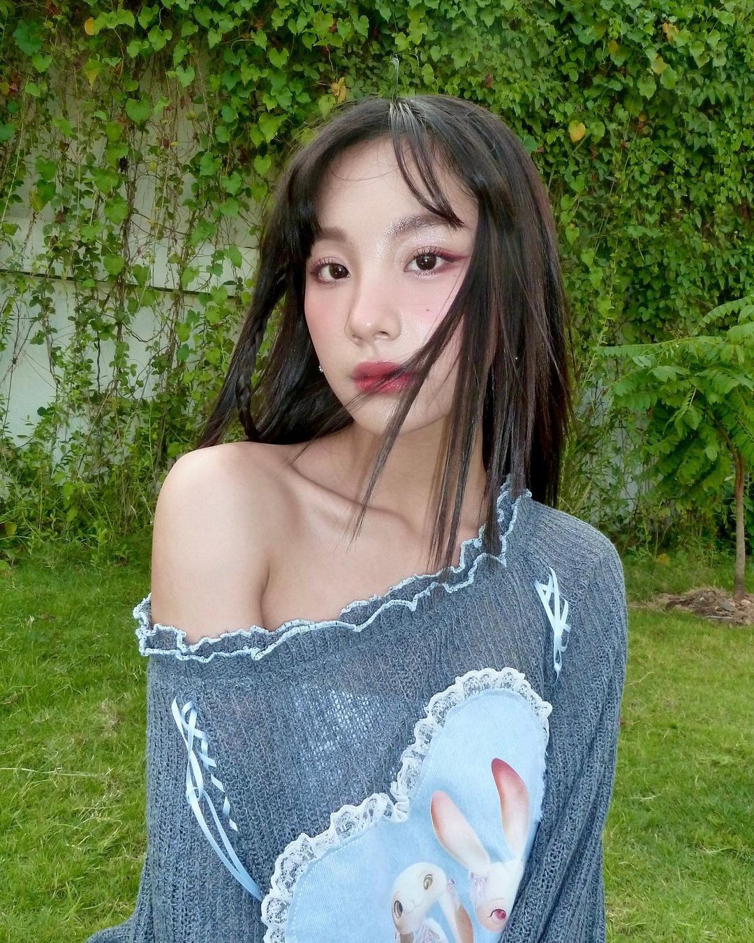 Chiều cao khiêm tốn 1,57 m nhưng có gương mặt xinh xắn, thân hình nhỏ nhắn, Thu Hà vẫn cân được nhiều phong cách khác nhau, từ gợi cảm đến cá tính, kẹo ngọt.