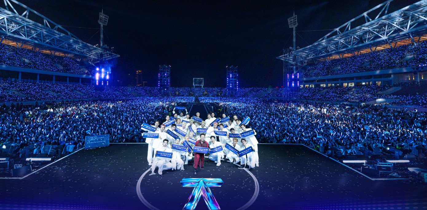 Trấn Thành (áo đỏ) cùng 30 anh trai chụp ảnh cùng hàng chục nghìn khán giả Thủ đô. Trấn Thành (áo đỏ) cùng 30 anh trai chụp ảnh cùng hàng chục nghìn khán giả Thủ đô.