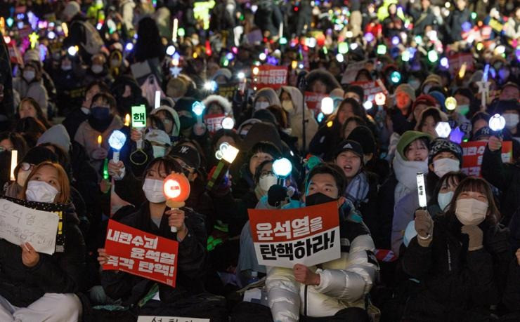 Những người biểu tình tổ chức kêu gọi luận tội Tổng thống Yoon Suk Yeol trước Quốc hội ở Seoul. Ảnh: Yonhap.