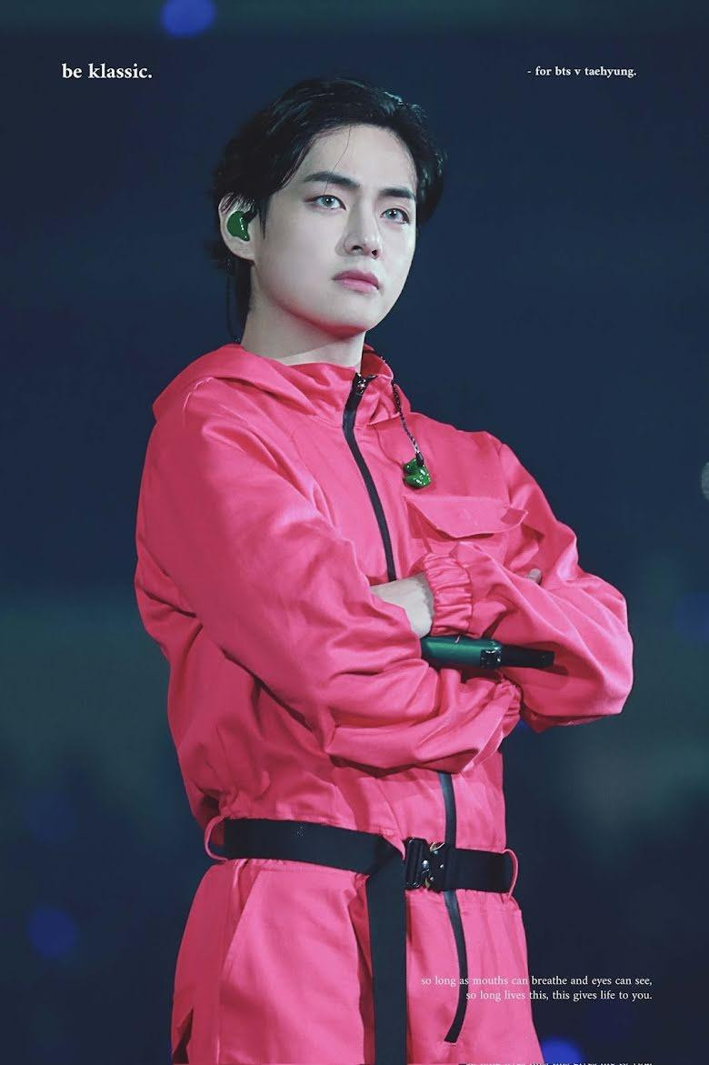 V hay bất kỳ thành BTS chưa từng công khai hẹn hò. V trở thành tâm điểm khi vướng tin yêu Jennie (BlackPink). Tin đồn về hai ngôi sao nổi tiếng Kpop dấy lên khi nhân viên của hãng hàng không Hàn Quốc T&apos;way Air đã nhìn thấy Jennie và V trên chuyến bay đến đảo Jeju, theo Allkpop. Sau vài tháng im ắng, mọi chuyện lại càng bùng lên với hình ảnh V cùng Jennie đi chơi ở đảo Jeju, ở nhà riêng… bị phát tán lên mạng xã hội. Nhiều người cho rằng đây là hình ảnh đã bị chỉnh sửa nhưng những đặc điểm của nhân vật trong tấm hình đều trùng khớp với V và Jennie. Công ty YG thông báo nhờ cảnh sát vào cuộc điều tra người phát tán hình ảnh cá nhân và đệ đơn kiện, nhưng đến nay không có tin tức gì.