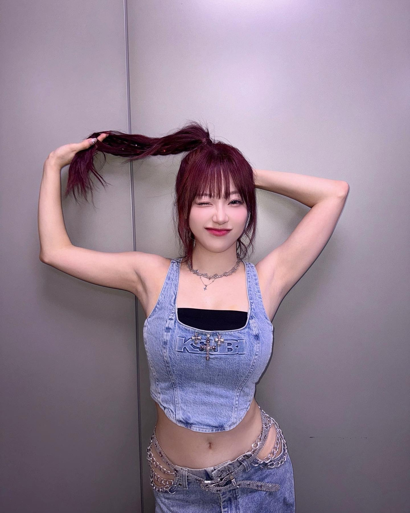 Trong show tạp kỹ trước đây, Jeewon bị diễn viên AV Ogura Yuna rủ đóng phim 18+. Phía nhà đài phải cắt bỏ phân đoạn này do nhận chỉ trích sau khi tập phát sóng. Công ty quản lý của nữ ca sĩ lên tiếng, cho rằng Jeewon hiểu rõ hoàn cảnh và tích cực phối hợp thảo luận vấn đề liên quan, đồng thời hy vọng cô hoàn thành tốt vai trò của mình trong show. Thông báo của công ty nhận “gạch đá” do không nhận thức được tình huống, không thể đưa ra biện pháp bảo vệ nghệ sĩ của mình.