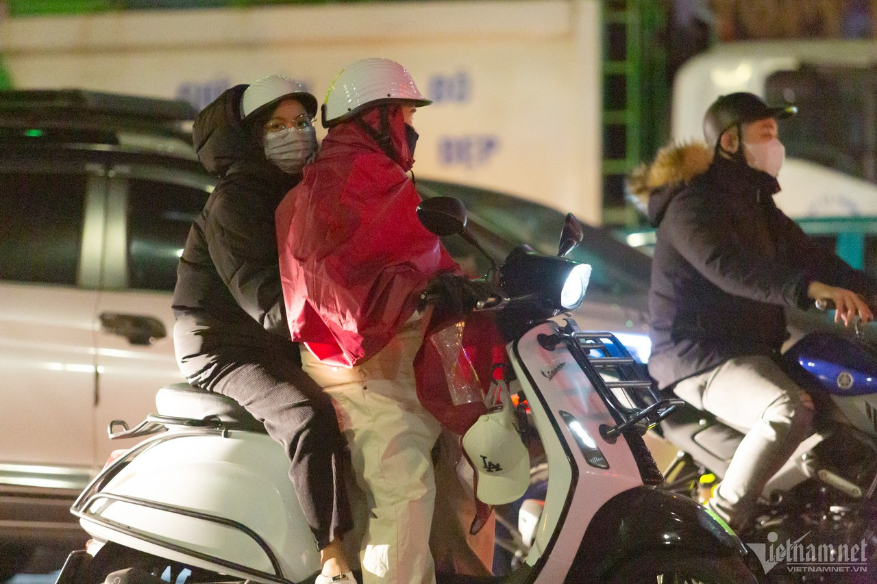 Càng về đêm nhiệt độ càng giảm sâu, nhiều người tham gia giao thông phải mặc những chiếc áo khoác dày, có người mặc cả áo mưa bên ngoài để giữ ấm. Càng về đêm nhiệt độ càng giảm sâu, nhiều người tham gia giao thông phải mặc những chiếc áo khoác dày, có người mặc cả áo mưa bên ngoài để giữ ấm.
