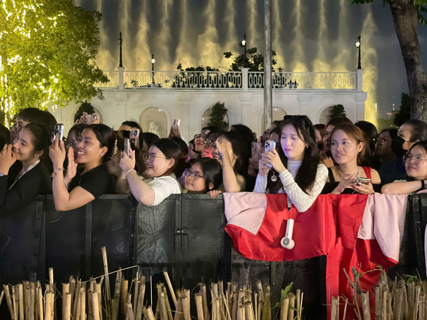 Hàng trăm người bám rào phía ngoài concert theo dõi đại nhạc hội đang diễn ra. Lần thứ hai tổ chức concert ở TPHCM, chương trình vẫn đón nhận được sự quan tâm lớn từ khán giả, nhất là người trẻ - đối tượng show Anh trai say hi hướng tới. Ảnh: Phạm Nguyễn. Hàng trăm người bám rào phía ngoài concert theo dõi đại nhạc hội đang diễn ra. Lần thứ hai tổ chức concert ở TPHCM, chương trình vẫn đón nhận được sự quan tâm lớn từ khán giả, nhất là người trẻ - đối tượng show Anh trai say hi hướng tới. Ảnh: Phạm Nguyễn.