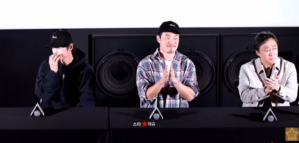 Song Joong Ki (áo đen) khóc trong buổi họp báo. Song Joong Ki (áo đen) khóc trong buổi họp báo.