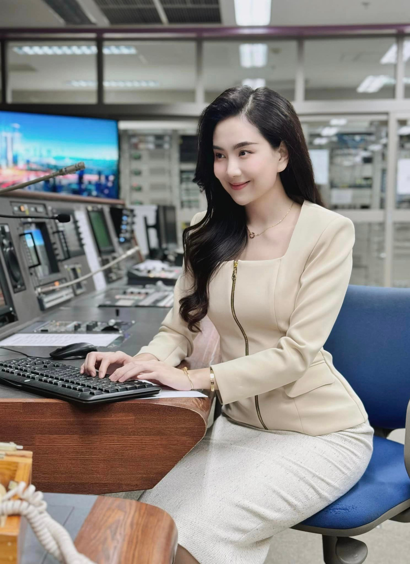 Với chiều cao 1,72 m, vóc dáng chuẩn, Mai Ngọc biết cách làm nổi bật khi ăn mặc có gu. Hơn 10 năm gắn bó với nghề MC, Mai Ngọc chăm chút nhiều cho trang phục không trùng lặp. Với cô, váy áo không cần quá đắt tiền nhưng nhất định phải phẳng phiu, gọn gàng.