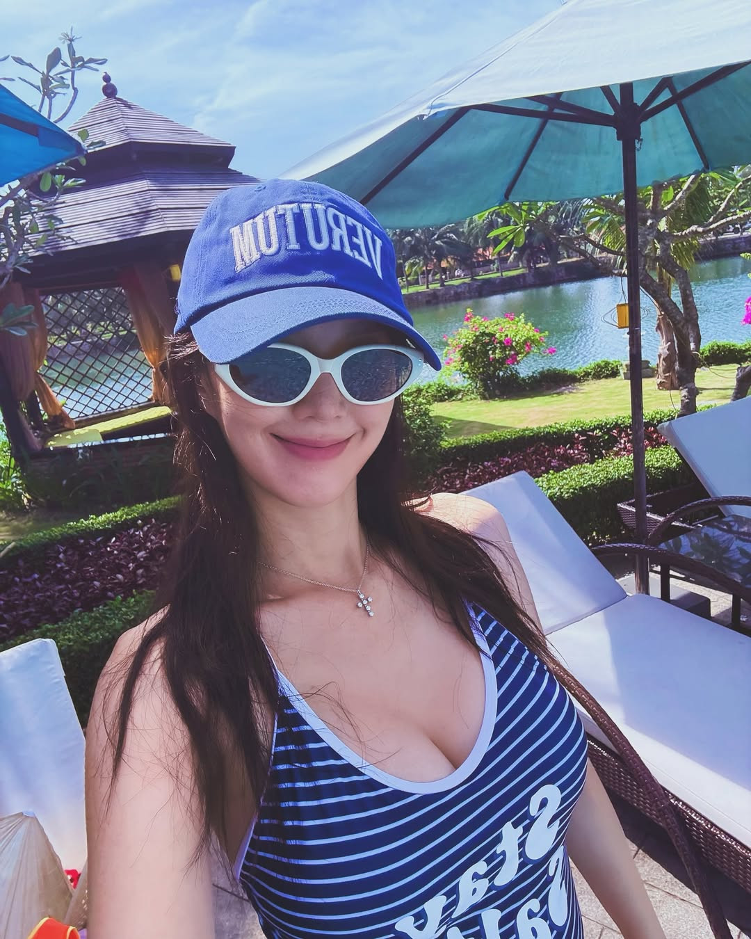 Ji So Yeon bế bầu đôi du lịch Đà Nẵng. Ảnh: _jisoyeon.