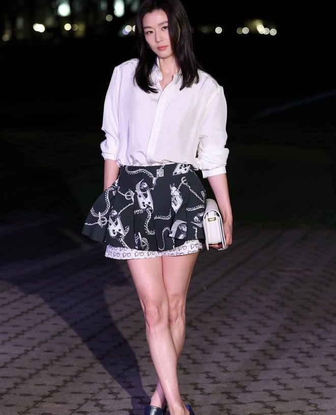 Jun Ji Hyun hiện diện với tư cách đại sứ thương hiệu Burberry. Nữ diễn viên Vì sao đưa anh tới nhận nhiều lời khen về nhan sắc, khí chất phù hợp với nhãn hàng. Ảnh: Getty. Jun Ji Hyun hiện diện với tư cách đại sứ thương hiệu Burberry. Nữ diễn viên Vì sao đưa anh tới nhận nhiều lời khen về nhan sắc, khí chất phù hợp với nhãn hàng. Ảnh: Getty.