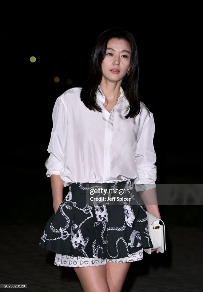 Jun Ji Hyun hiện diện với tư cách đại sứ thương hiệu Burberry. Nữ diễn viên Vì sao đưa anh tới nhận nhiều lời khen về nhan sắc, khí chất phù hợp với nhãn hàng. Ảnh: Getty. Jun Ji Hyun hiện diện với tư cách đại sứ thương hiệu Burberry. Nữ diễn viên Vì sao đưa anh tới nhận nhiều lời khen về nhan sắc, khí chất phù hợp với nhãn hàng. Ảnh: Getty.