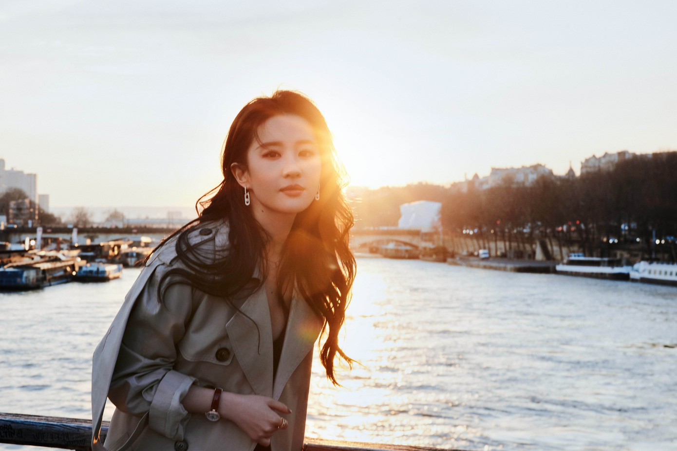 Lưu Diệc Phi được mệnh danh là “thần tiên tỷ tỷ” trong showbiz Hoa ngữ nhờ khí chất, phong cách. Hơn 20 năm bước chân vào giới giải trí, nữ diễn viên vẫn duy trì độ nổi tiếng. Người đẹp là đại sứ thương hiệu của nhiều nhãn hàng cao cấp quốc tế như Louis Vuitton, Tissot, Bvlgari, Shiseido, thường xuyên lên bìa tạp chí danh tiếng như Vogue, Elle...