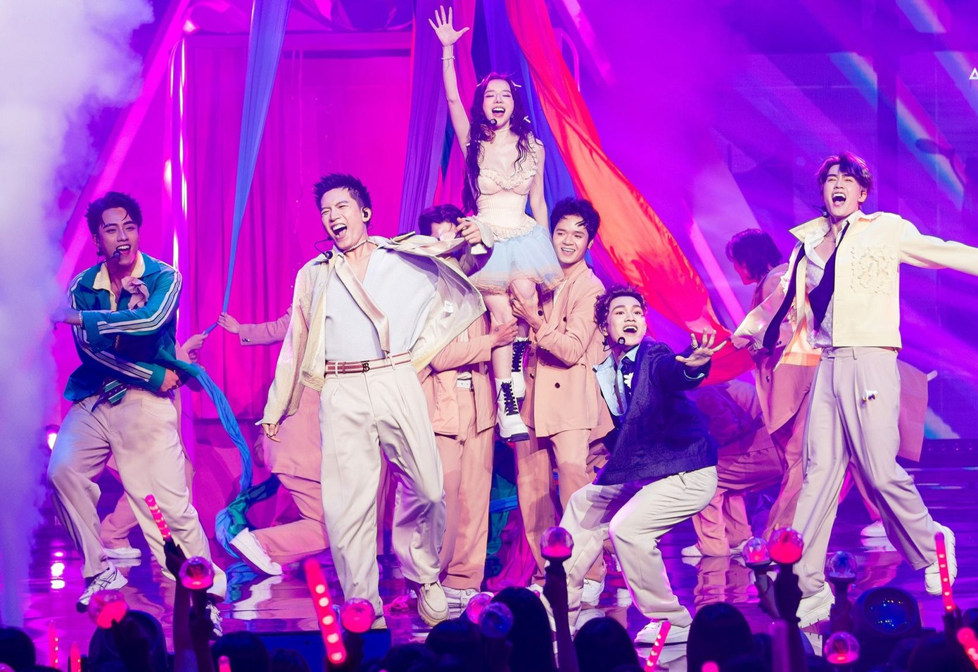 Nhóm Anh Tú diễn ca khúc Người tình của nắng và xếp cuối. Vũ Thịnh, Hải Đăng Doo là hai thành viên phải ra về sau Live Stage 3.