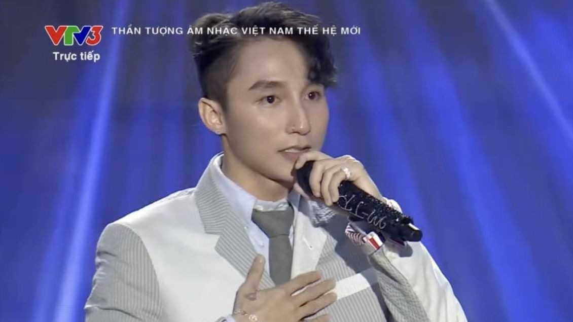 Sơn Tùng cột tóc đuôi gà, là ca sĩ khách mời thứ 3 biểu diễn trong đêm chung kết Vietnam Idol. Anh thể hiện bản hit Em của ngày hôm qua - ca khúc tạo nên bước ngoặt trong sự nghiệp âm nhạc của nam ca sĩ. Chia sẻ về sự trở lại của mình tại Vietnam Idol, Sơn Tùng cho biết: "Tôi muốn gửi lời cảm ơn đến nhạc sĩ Huy Tuấn - người anh, người thầy đời đầu của tôi. Không có anh Huy Tuấn thì không có Sơn Tùng của ngày hôm nay".