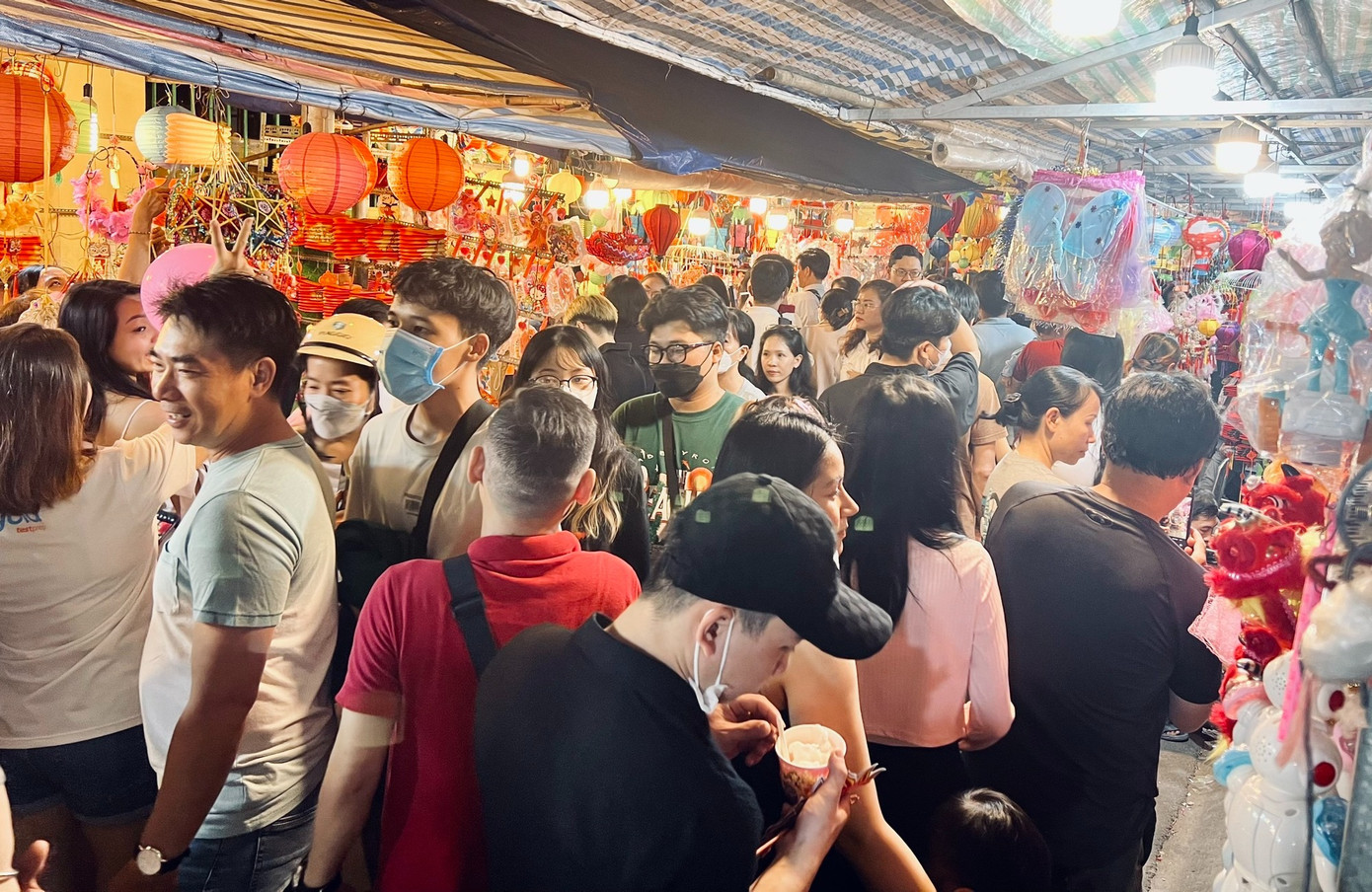 Theo ghi nhận của chúng tôi lúc 18h30, hàng trăm gia đình và bạn trẻ cũng đổ về Phố lồng đèn gây tắc nghẽn nghiêm trọng, nhiều người chen nhau toát mồ hôi khi di chuyển ở một số khu vực tại phố.