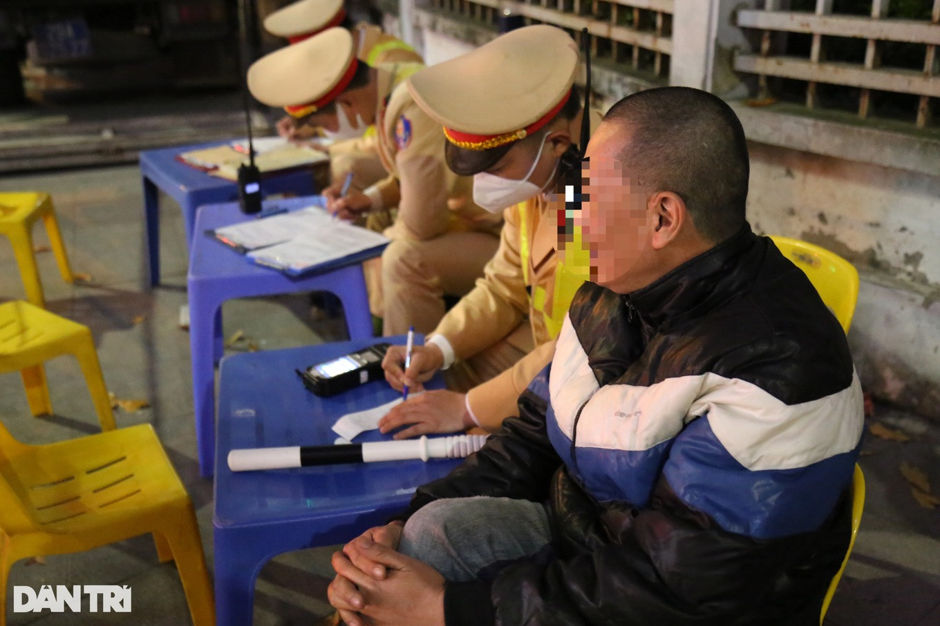 Anh L. tại chốt CSGT (Ảnh: Trần Thanh).