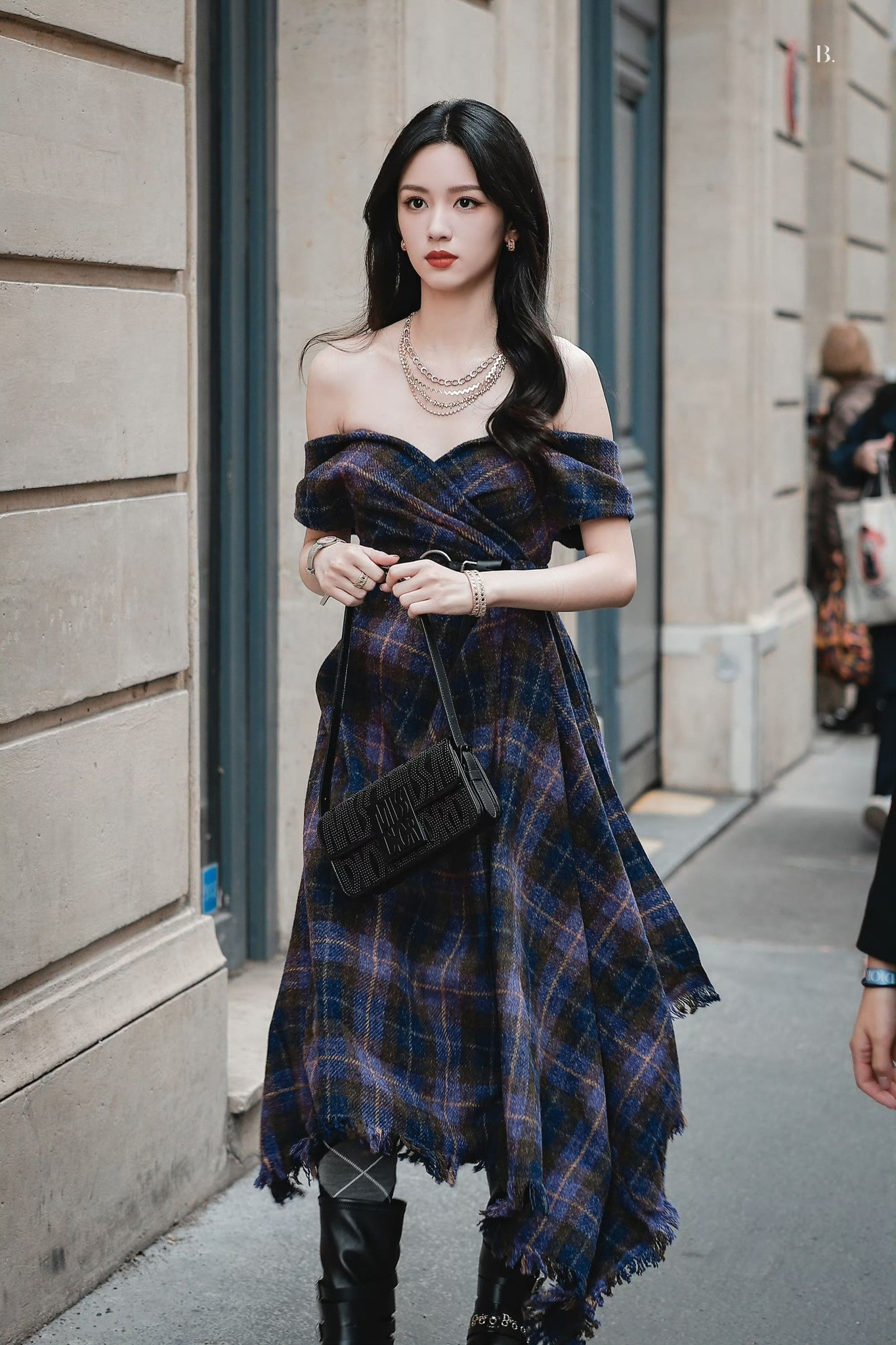 Nữ diễn viên 26 tuổi diện váy trễ vai khoe xương quai xanh.