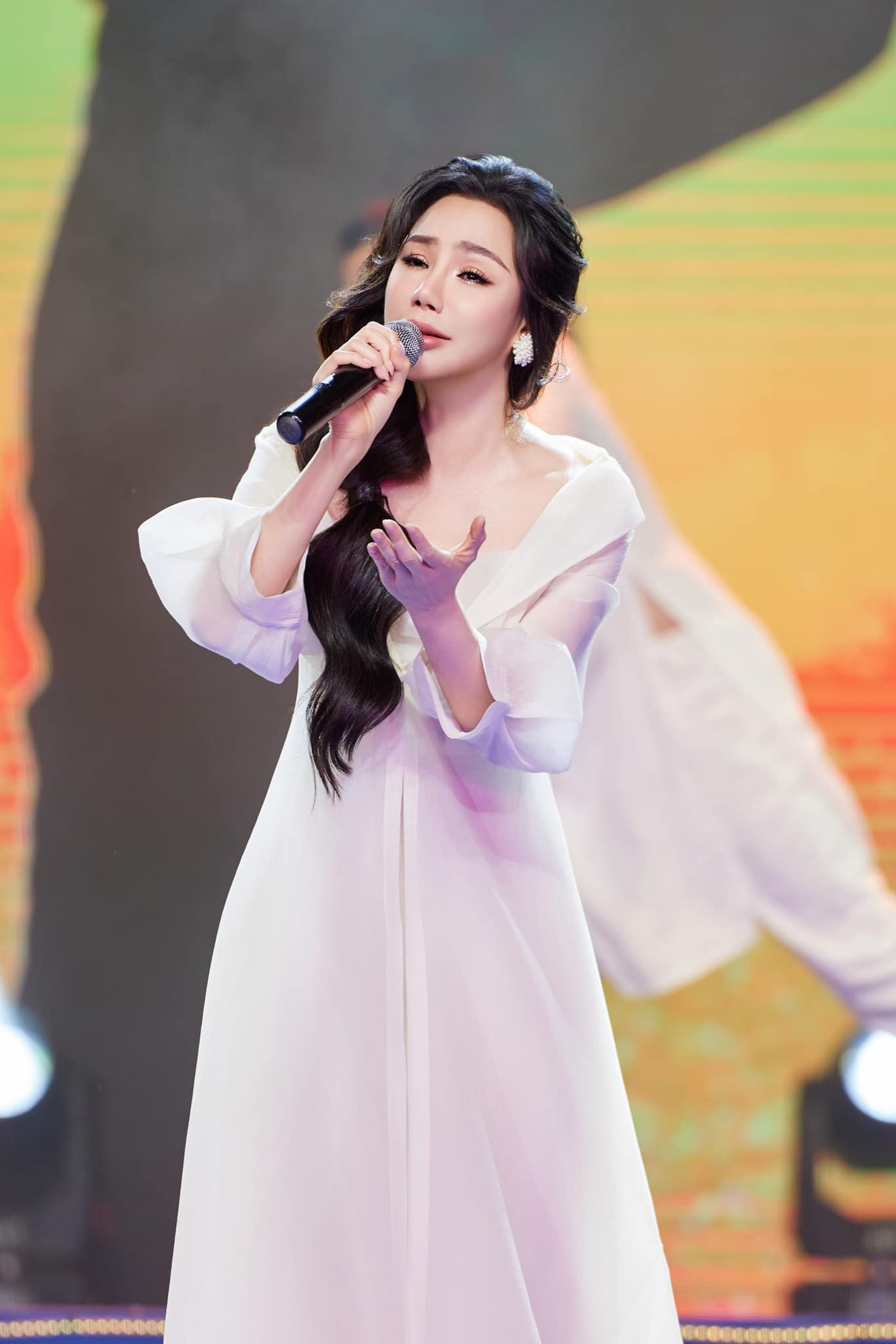 Cùng với Phương Thanh, Hồ Ngọc Hà (bìa trái) và Hồ Quỳnh Hương (bìa phải) là hai giọng ca quan trọng gắn với sự nghiệp sáng tác của Đức Trí. Cùng với Phương Thanh, Hồ Ngọc Hà (bìa trái) và Hồ Quỳnh Hương (bìa phải) là hai giọng ca quan trọng gắn với sự nghiệp sáng tác của Đức Trí.