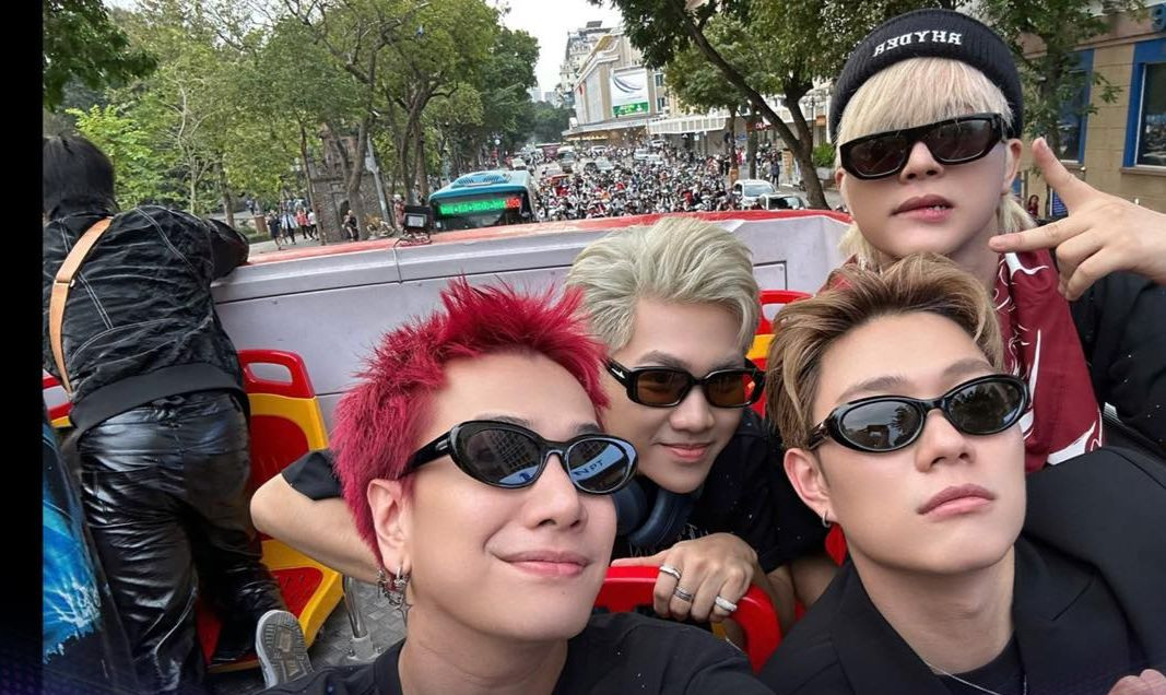 Đoàn xe bus chở nhóm nghệ sĩ đi vòng quanh khu vực Hồ Hoàn Kiếm. Đoàn xe bus chở nhóm nghệ sĩ đi vòng quanh khu vực Hồ Hoàn Kiếm.