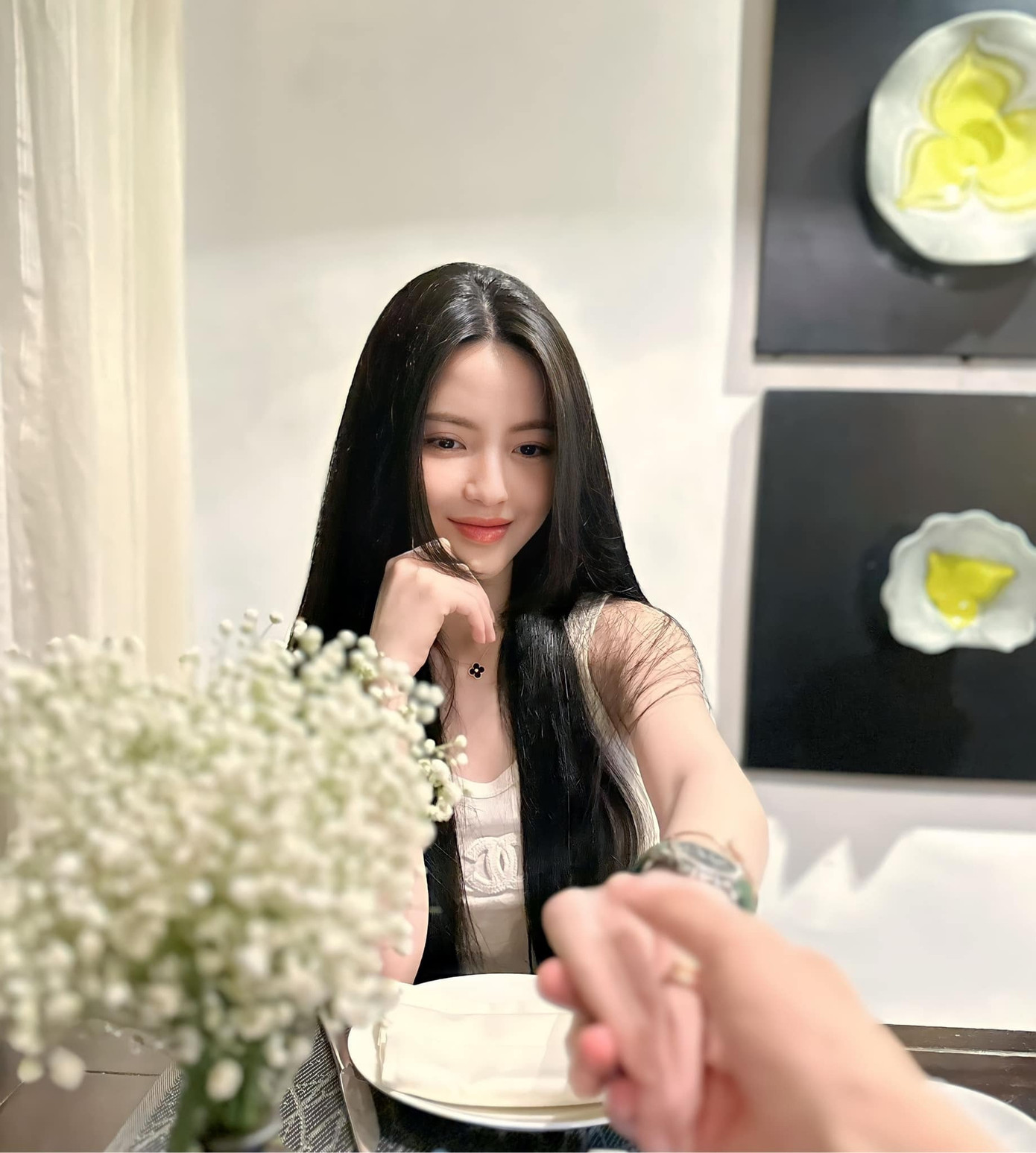 Năm 2021, Quang Hải vướng tin tình ái với Chu Thanh Huyền (sinh năm 2000). Suốt thời gian yêu, cả hai giữ kín, không chia sẻ ảnh chụp chung lên mạng xã hội. Sau đó, Quang Hải được bắt gặp đi chơi cùng Chu Thanh Huyền, đưa bạn gái dự sự kiện, đám cưới của Văn Hậu, Bùi Tiến Dũng và không ngần ngại thể hiện sự thân mật. Năm 2021, Quang Hải vướng tin tình ái với Chu Thanh Huyền (sinh năm 2000). Suốt thời gian yêu, cả hai giữ kín, không chia sẻ ảnh chụp chung lên mạng xã hội. Sau đó, Quang Hải được bắt gặp đi chơi cùng Chu Thanh Huyền, đưa bạn gái dự sự kiện, đám cưới của Văn Hậu, Bùi Tiến Dũng và không ngần ngại thể hiện sự thân mật.