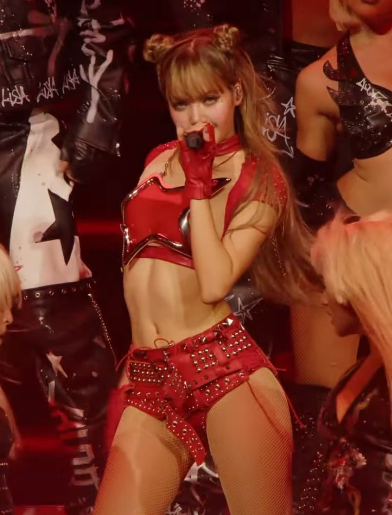 Lisa mặc sexy khi diễn ở lễ hội Coachella 2025. Lisa mặc sexy khi diễn ở lễ hội Coachella 2025.