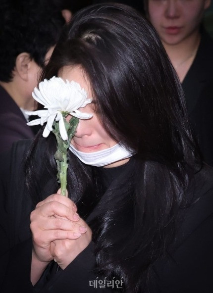 Ca sĩ Giant Pink khóc nức nở trong lễ tang. Cô gửi lời chia buồn tới tang quyến.