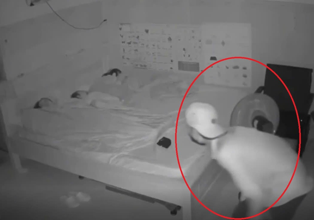 Kẻ trộm đột nhập vào phòng lúc nửa đêm. Ảnh cắt từ clip