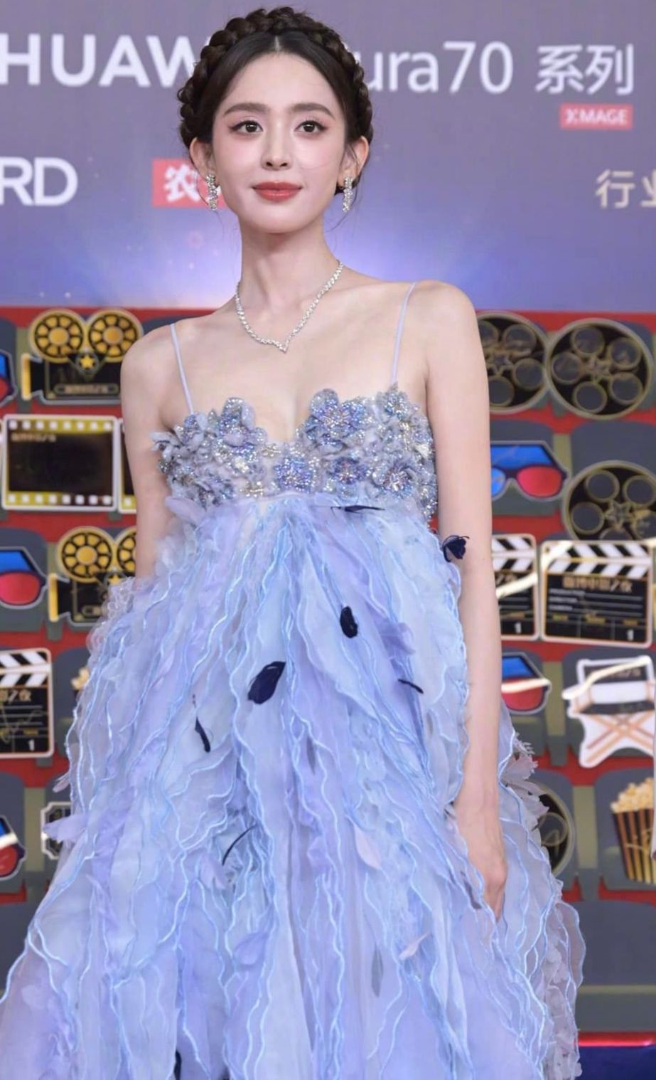 Tạo hình thứ hai của mỹ nhân Tân Cương.