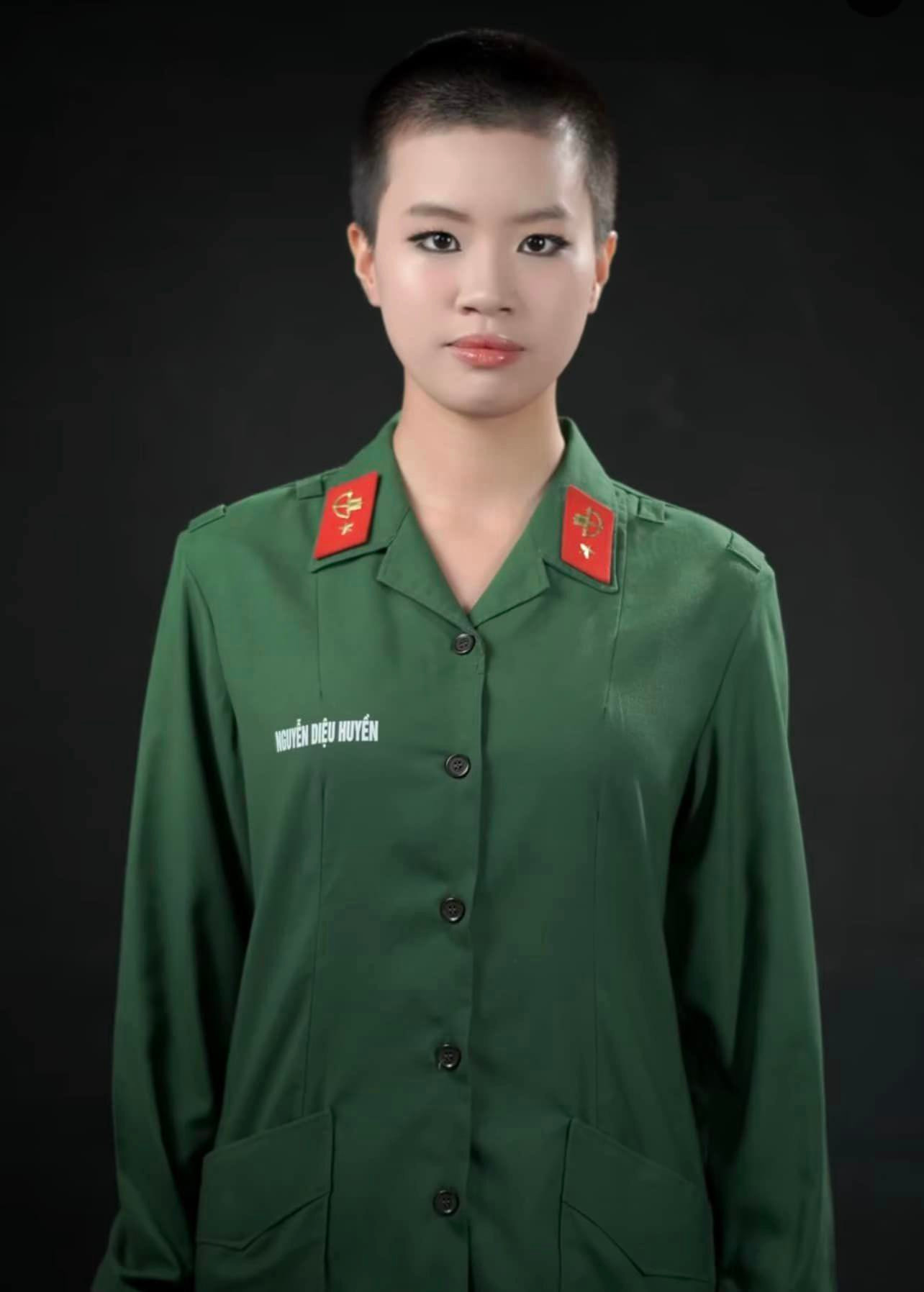 Rapper Pháo gây chú ý khi cắt đầu đinh tham gia chương trình Sao nhập ngũ. Với diện mạo mới, Pháo cho biết: &quot;Tôi quyết định thử kiểu tóc mới, trải nghiệm mới vì môi trường quân đội có thể dẫn đến đổ mồ hôi nhiều. Các anh chiến sĩ để rất đẹp, tôi muốn xem con gái có đẹp như vậy không. Tôi muốn trải nghiệm được tất cả thử thách ở trong chương trình cũng như những phong cách, sinh hoạt, ăn uống&quot;.