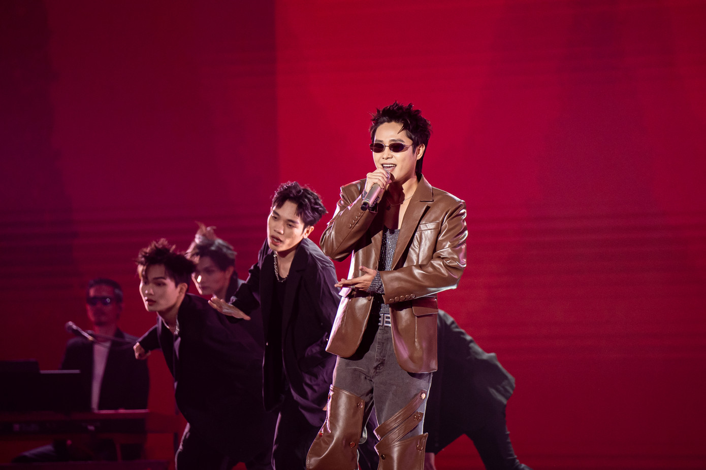 Tăng Duy Tân và Đông Nhi lần lượt trình diễn trên sân khấu Vietnam Idol. Đông Nhi nhắc về kỷ niệm từng là thí sinh tham dự chương trình trong quá khứ: “Dù rớt từ vòng gửi xe, Nhi đã có được những bài học quý báu để chạm đến ước mơ của mình. Hôm nay khi nghe top 3 biểu diễn, phải nói các bạn rất giỏi và có nguồn năng lượng tuyệt vời. Điểm xuất phát của các bạn đã hơn Nhi rất nhiều, mong rằng các bạn sẽ nắm giữ ước mơ của mình để có thể thành công trong tương lai”.