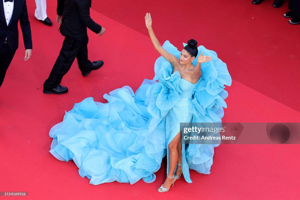 Bộ váy bồng bềnh của Farhana Bodi, ngôi sao truyền hình thực tế gốc Ấn Độ, từng tham gia Dubai Bling. Bộ váy bồng bềnh của Farhana Bodi, ngôi sao truyền hình thực tế gốc Ấn Độ, từng tham gia Dubai Bling.