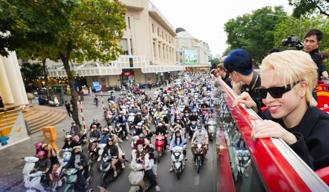Đoàn xe bus chở nhóm nghệ sĩ đi vòng quanh khu vực Hồ Hoàn Kiếm. Đoàn xe bus chở nhóm nghệ sĩ đi vòng quanh khu vực Hồ Hoàn Kiếm.