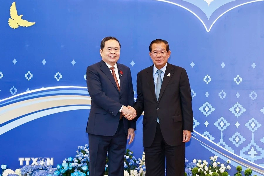 Chủ tịch Đảng Nhân dân Campuchia, Chủ tịch Thượng viện Campuchia Samdech Techo Hun Sen đón Chủ tịch Quốc hội Trần Thanh Mẫn dự Hội nghị. (Ảnh: Doãn Tấn/TTXVN).