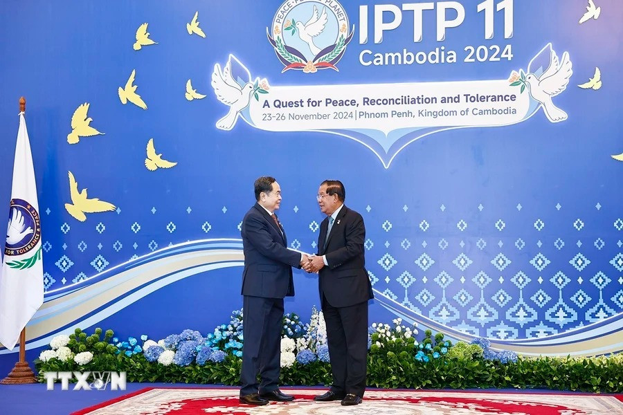 Chủ tịch Đảng Nhân dân Campuchia, Chủ tịch Thượng viện Campuchia Samdech Techo Hun Sen đón Chủ tịch Quốc hội Trần Thanh Mẫn dự Hội nghị. (Ảnh: Doãn Tấn/TTXVN).