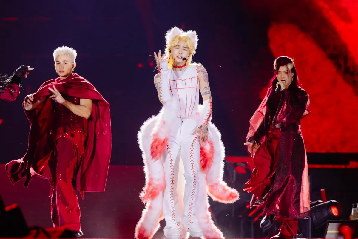 BB Trần (ảnh trái), Thanh Duy (phải), Duy Khánh gây bất ngờ vì những lần chơi trội trên sân khấu.