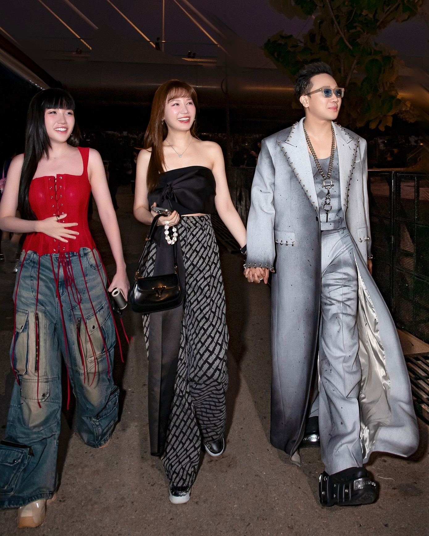 Vợ chồng Trấn Thành - Hari Won cùng em gái Uyển Ân (áo đỏ) "lên đồ" tới dự concert Anh trai say hi tối 28/9 ở Thủ Thiêm, TPHCM. Vợ chồng Trấn Thành - Hari Won cùng em gái Uyển Ân (áo đỏ) "lên đồ" tới dự concert Anh trai say hi tối 28/9 ở Thủ Thiêm, TPHCM.