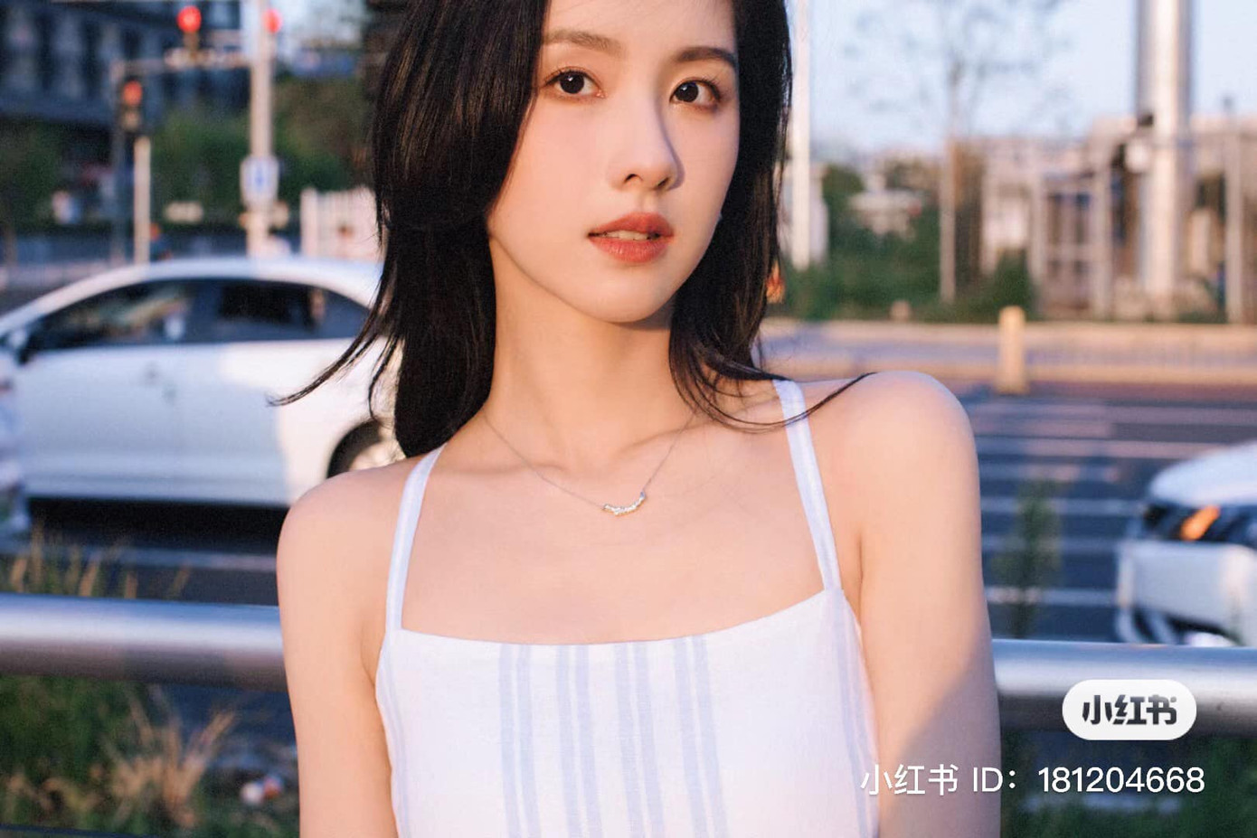 Trần Đô Linh sinh năm 1993 tại Hạ Môn, tỉnh Phúc Kiến, Trung Quốc. Cô được ngợi ca là mỹ nhân học giỏi khi thi đậu Đại học Hàng không và Du hành vũ trụ Nam Kinh với số điểm 621/750. Năm 2015, nữ diễn viên có tên trong top 10 sinh viên xuất sắc nhất trường, mục chế tạo công trình và vũ khí chuyên nghiệp.